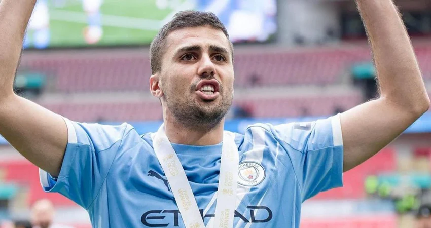 مانشستر سيتي يستقر على بديل رودري من الدوري الإنجليزي